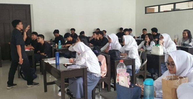 
DIDIK JAWA BARAT MEMBERI WEWENANG KEPADA PEMERINTAH DAERAH UNTUK MENYEDIAKAN FASILITAS PENDIDIKAN SIPIL DI 27 KOTA DAN KABUPATEN