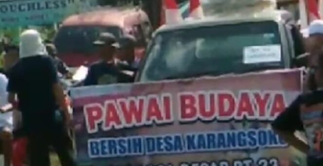 
DALAM RANGKA BERSIH DESA DI TRENGGALEK, DESA KARANGSOKO GELAR PAWAI SENI DAN BUDAYA